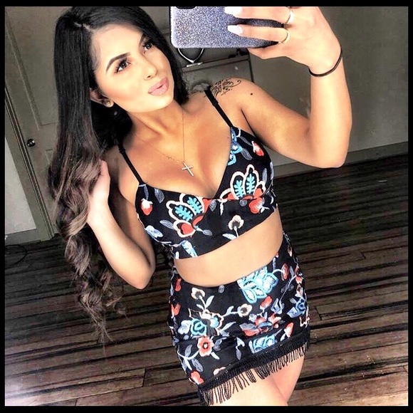 👑Two Piece Floral Embroidered Skirt Set👑 - Picture 2 of 5